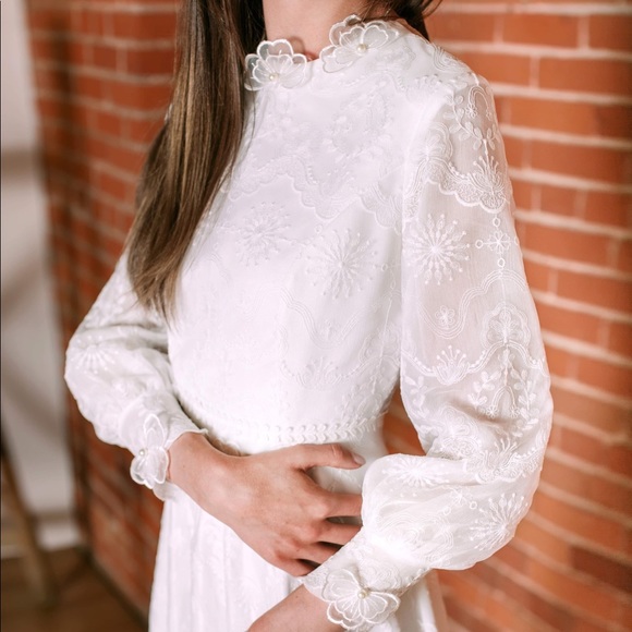 Brand new sample wedding dress size S (fits regular size 0 or 2) - Picture 3 of 4